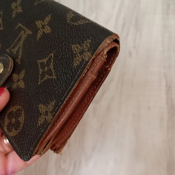 LOUIS VUITTON French Kisslock Wallet | Monogram - Picture 4 of 14